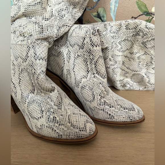 Knee high snake embossed boots - Picture 3 of 4